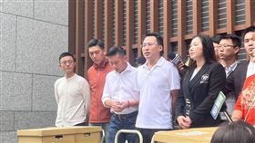 ▲罷瑤團7日送件被台北市選委會拒收。（圖／記者蘇晏男攝影） 