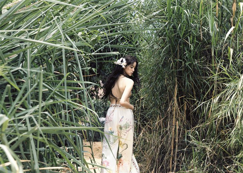 歐陽娜娜「轉大人」奔放造型。（圖／翻攝自歐陽娜娜微博）