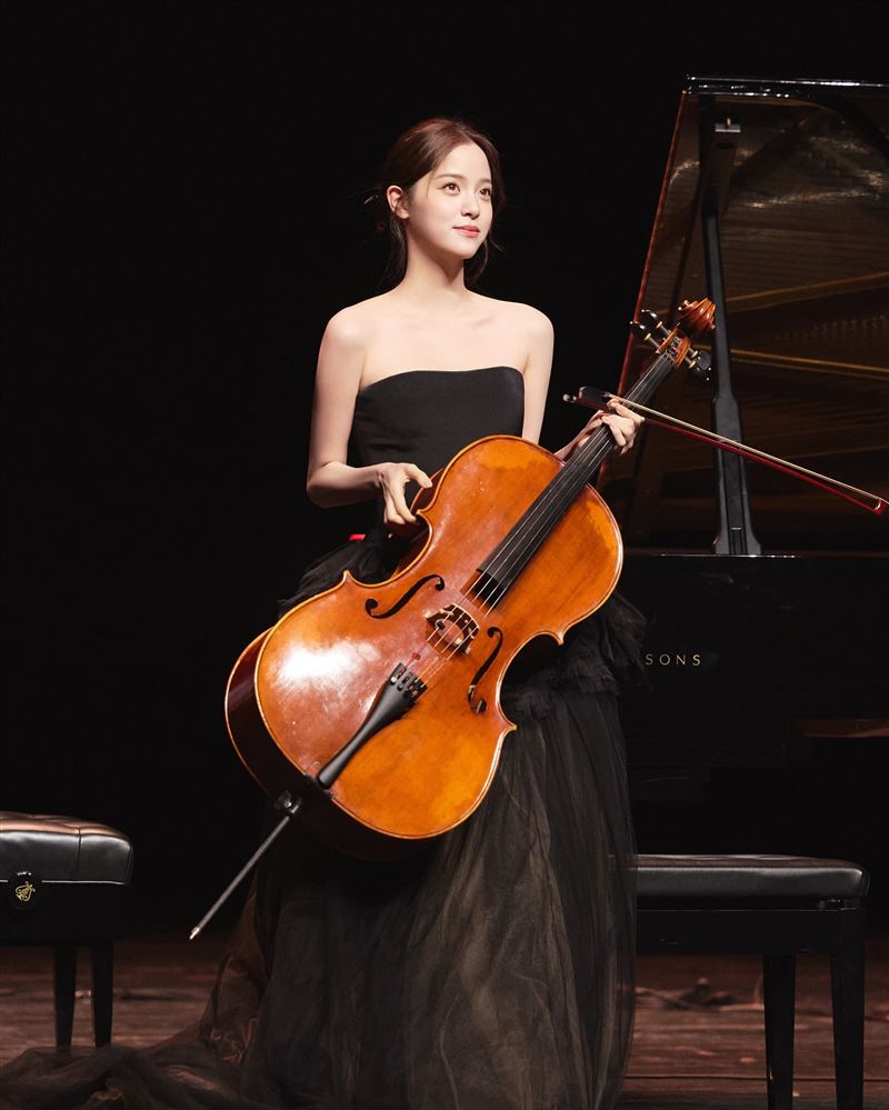 歐陽娜娜氣質「大提琴美少女」形象深入人心。（圖／翻攝自歐陽娜娜微博）