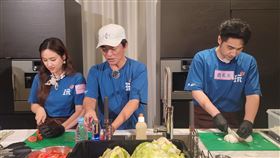 吳宗憲（中）、Sandy、鹿希派合體做漢堡。（圖／好看娛樂提供）