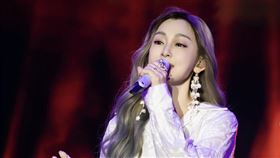 范瑋琪6日登上《歌手》節目演出，結束後走回後台時情緒潰堤，不斷掩面啜泣。（圖/翻攝自微博）