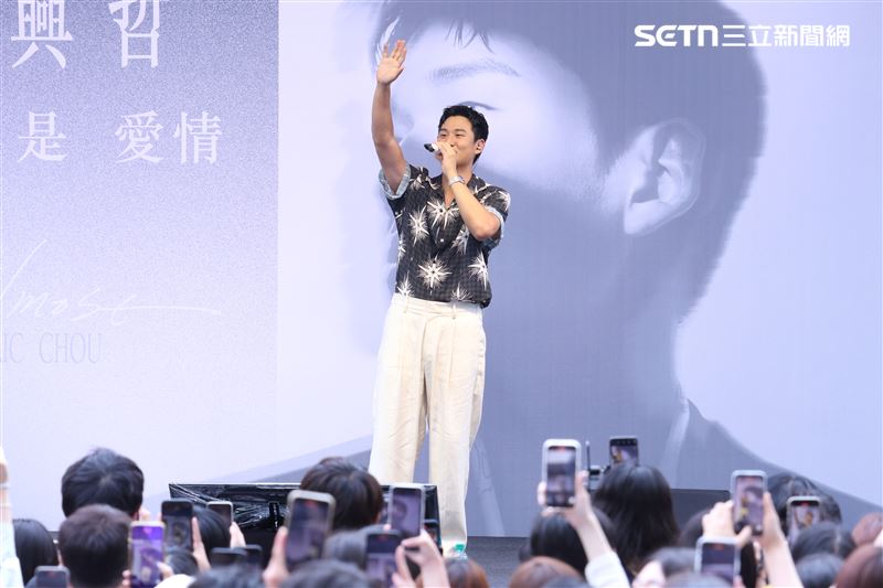 周興哲在信義區舉辦簽唱會，現場擠滿粉絲。（圖／記者鄭孟晃攝影）
