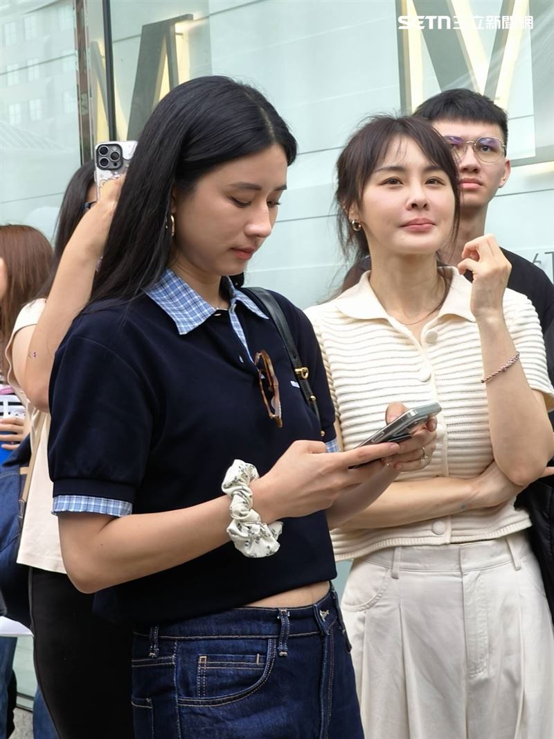 周興哲舉辦簽唱會，老婆趙岱新默默在台邊力挺支持。（圖／讀者提供）