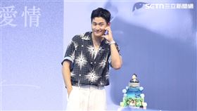 周興哲在信義區舉辦簽唱會，現場擠滿粉絲。（圖／記者鄭孟晃攝影）