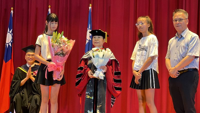 陳樹菊獲頒名譽博士　感謝不棄嫌