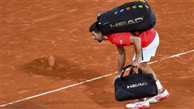 ▲喬科維奇（Novak Djokovic）法網4強賽落敗，離場前摸紅土致意。（圖／美聯社／達志影像）