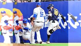 ▲中信兄弟宋晟睿靠著對手離奇失誤上壘。（圖／中信兄弟提供） 