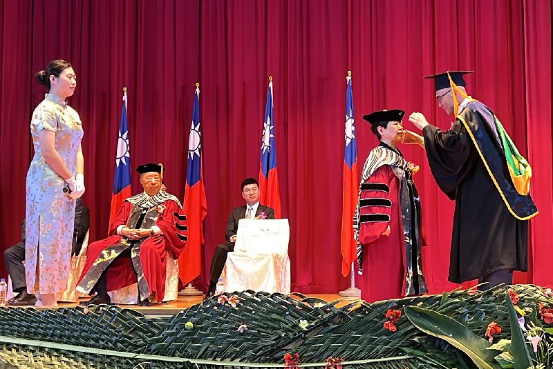 獲頒台東大學名譽博士 陳樹菊表達感謝善心賣菜阿嬤陳樹菊(右2)獲頒台東大學名譽博士(圖/中央社)