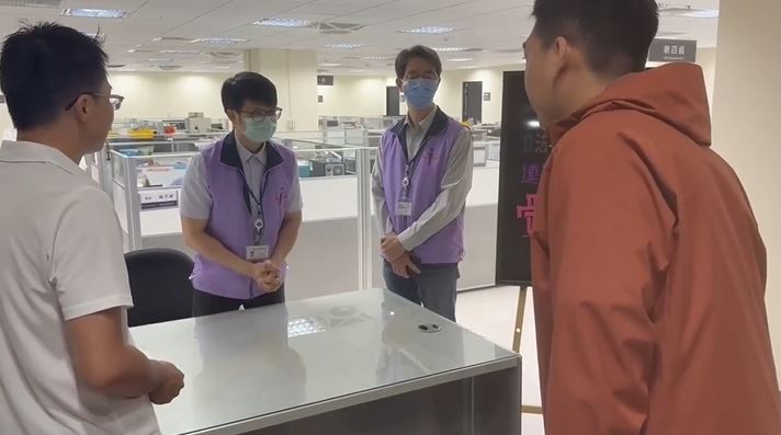 罷免吳思瑤送件，遭北市選委會直接拒絕的說「很抱歉，按照法令規定我們就沒有辦法受理」。（圖／罷團「地動刪瑤」提供）