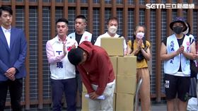 ▲罷免吳沛憶失敗，領銜人李孝亮鞠躬，落淚。（圖／翻攝畫面）