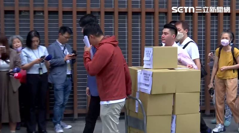  罷免吳沛憶失敗,領銜人李孝亮鞠躬,在推走連署書時疑似落淚。(圖/翻攝畫面)