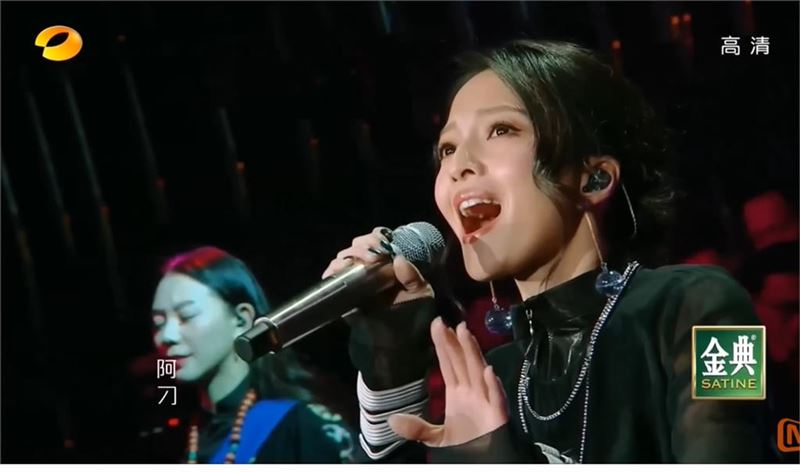不少中國網友對比「昔日姐妹」張韶涵在《歌手2018》中表現。(圖/翻攝自微博)