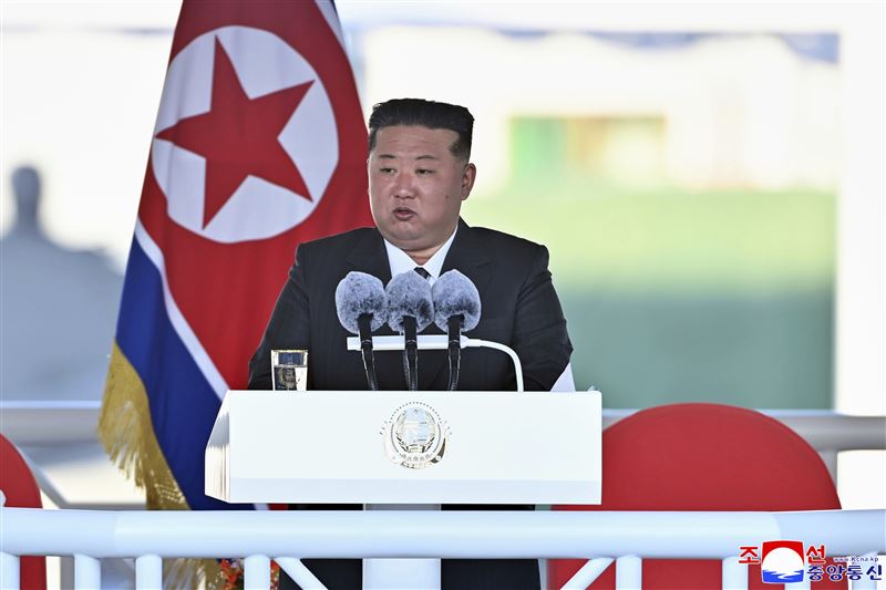 北韓軍艦在5月下水儀式中翻覆,金正恩震怒。(圖/美聯社)