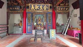 嘉義縣中埔鄉吳鳳廟內的供桌、香爐及燭台等百年古物日前遭竊