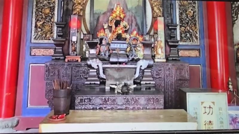 神桌上的錫制馬槽爐還未找到。(圖/翻攝畫面)