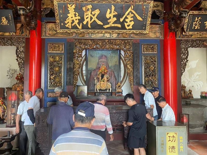 警方尋回遭竊的神桌失物。(圖/翻攝畫面)