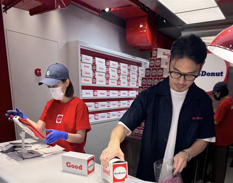 阿Ken在北車商圈開甜甜圈店,巡店時不少大咖藝人來捧場。(圖/翻攝自阿Ken FB)