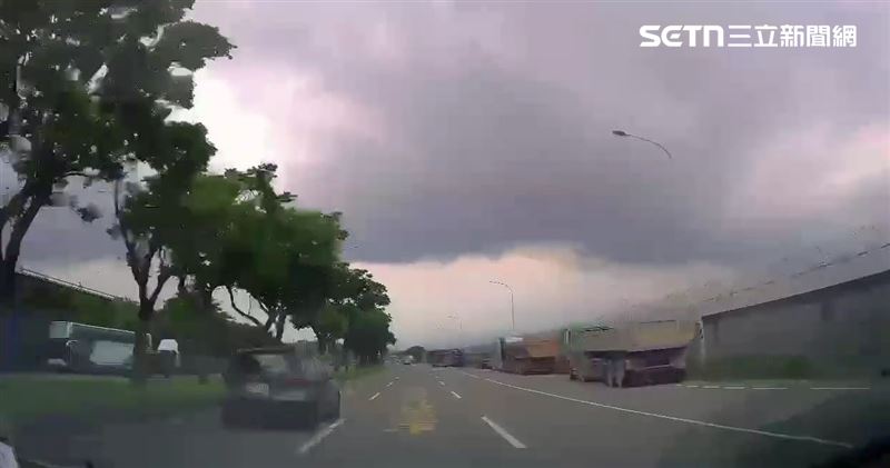 北市劉男開車載送母親行經撫遠街時撞上遊覽車雙亡。（圖／翻攝畫面）