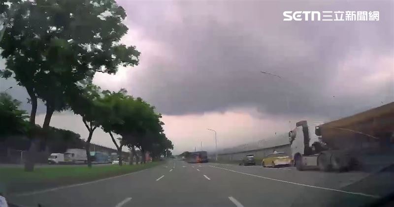 北市劉男開車載送母親行經撫遠街時撞上遊覽車雙亡。（圖／翻攝畫面）
