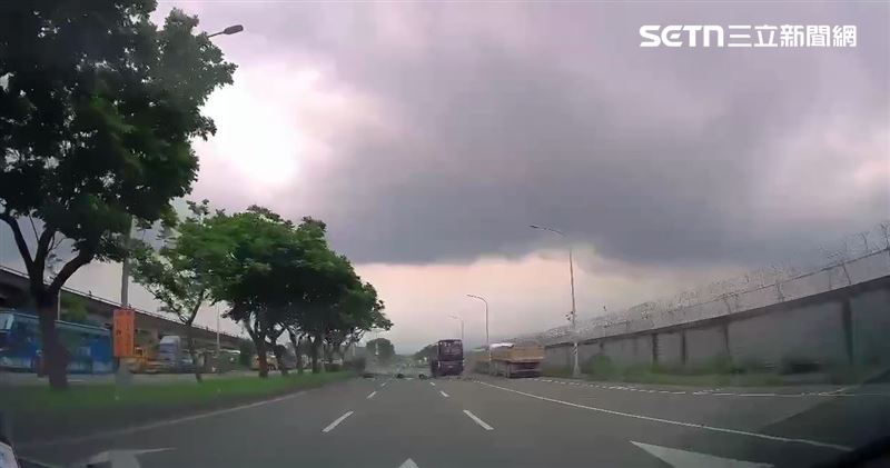 北市劉男開車載送母親行經撫遠街時撞上遊覽車雙亡。（圖／翻攝畫面）