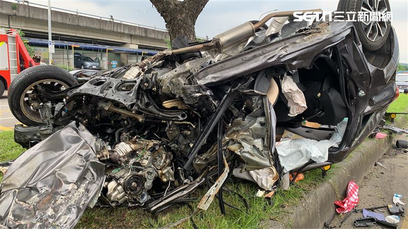 北市劉男開車載送母親行經撫遠街時撞上遊覽車雙亡。（圖／翻攝畫面）