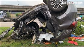 ▲北市劉男開車載送母親行經撫遠街時撞上遊覽車雙亡。（圖／翻攝畫面）