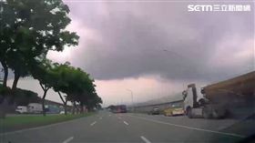 ▲北市劉男開車載送母親行經撫遠街時撞上遊覽車雙亡。（圖／翻攝畫面）