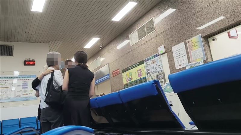 家屬在醫院內等候急救結果。（圖／翻攝畫面）