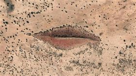 蘇丹西達佛州一座神秘山丘外觀酷似人的嘴唇，2012年因一張Google Earth衛星照引發關注，近期再度掀起討論。（圖／Google Maps截圖）