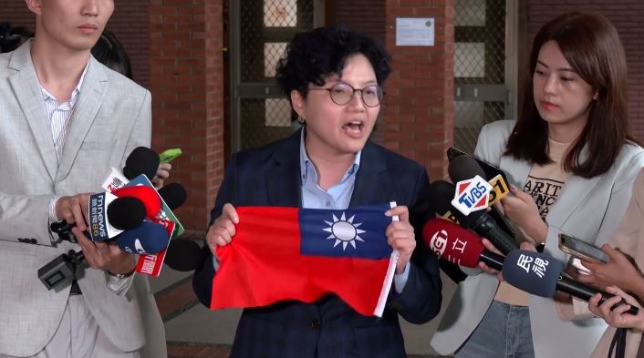 吳靜怡踢館徐巧芯說明會，手持國旗喊「我不是青鳥，我是大鵰！」（圖／翻攝畫面）