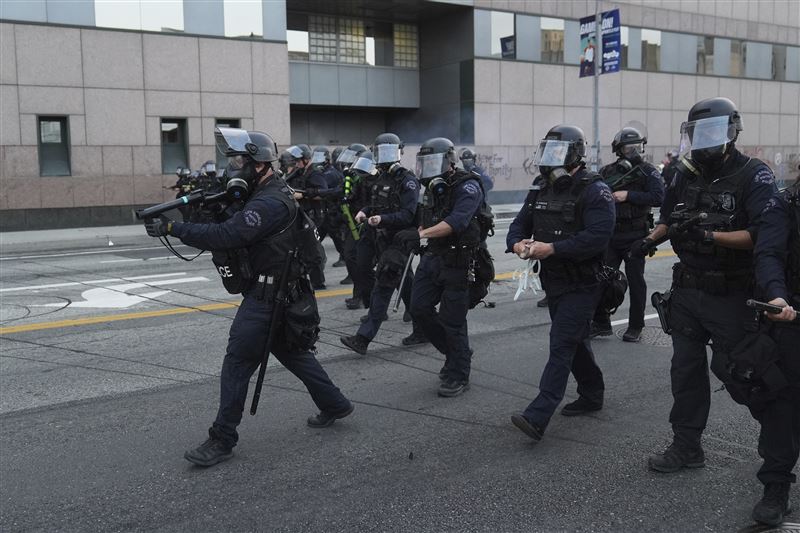 洛杉磯警方出動鎮暴警察,驅逐抗議群眾。(圖/美聯社)
