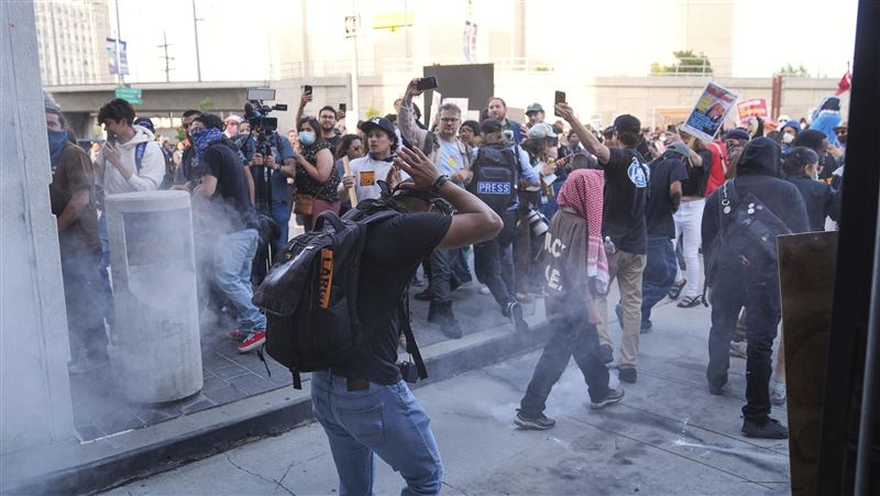 反對政府突襲移民！洛杉磯街頭示威爆衝突