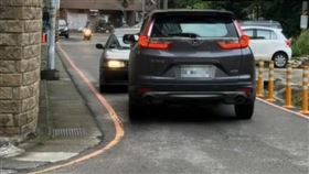 2車行經窄巷時，雙方互不相讓，竟僵持長達1小時。（圖／翻攝畫面）
