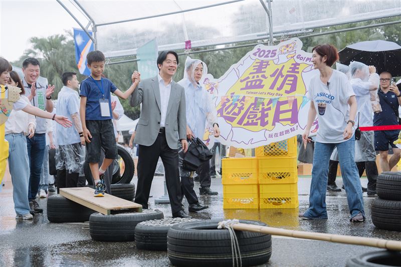 天公不作美下大雨，但賴總統玩興不減。（圖／社團法人臺灣還我特色公園行動聯盟提供）