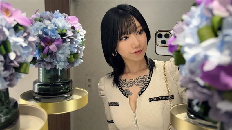 柊優希從AV界引退,仍在東京六本木的高級俱樂部陪酒,她日前大方公開上工照。(圖/翻攝自X@yuuki_sflirt與YouTube@Eric Duan)
