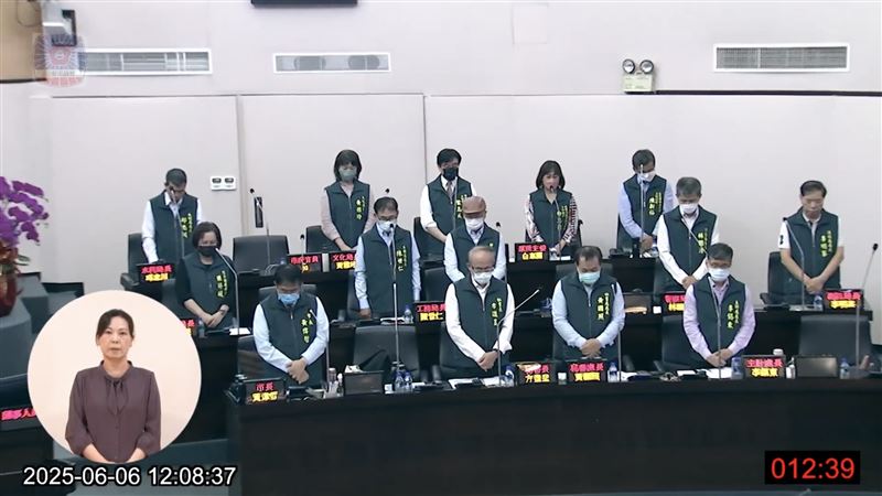 台南市67歲阿美族語老師莎拉.里幸(Sala Lisin)離世,黃偉哲在市議會率團隊、市議員默哀。(圖/翻攝台南市議會YT)