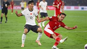 中國足球隊輸印尼 提前出局世界盃中國足球隊（白衣球員）5日晚間在2026美加墨世界盃亞洲區會外賽第3輪敗給印尼隊（紅衣球員），連續6屆無緣世界盃。（中新社提供）中央社  114年6月7日