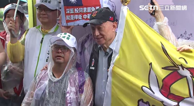 曹興誠（前右）儀式性的將旗子遞交給港湖領銜人鐘春德（前左）後，也象徵第三階段罷免活動的開始。（圖／翻攝畫面）