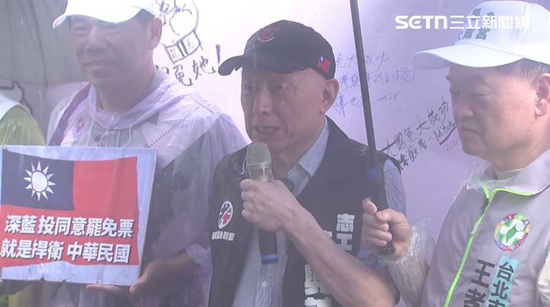 【港湖熱戰迎三階，公民力量大團結】記者會暨大遊行，曹興誠（中）表示「希望罷免數目越多越好」。（圖／翻攝畫面）