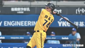 ▲中職36年例行賽，中信兄弟一壘手許基宏敲出2分砲。（圖／記者劉彥池攝影）