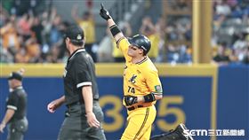 ▲中職36年例行賽，中信兄弟一壘手許基宏敲出2分砲。（圖／記者劉彥池攝影）