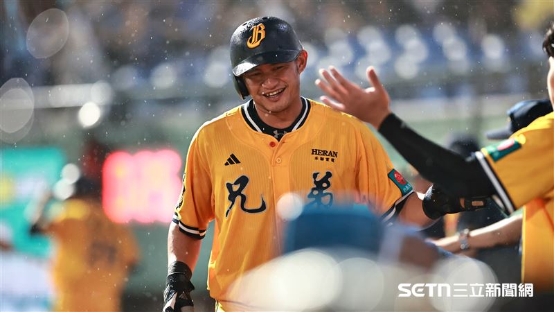 中信兄弟岳東華單場4支安打卻中暑。(圖/記者劉彥池攝影)