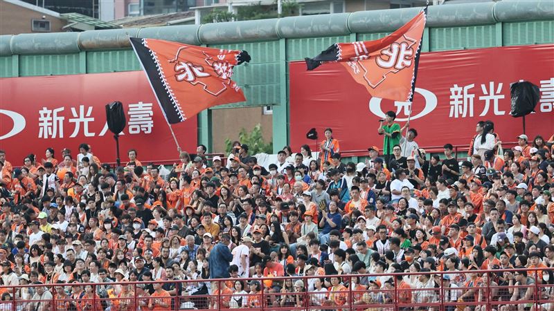 統一獅球迷在天母球場應援。(圖/統一獅提供)