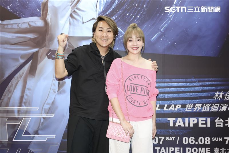 王仁甫和老婆季芹來朝聖林俊傑大巨蛋演唱會。（圖／記者鄭孟晃攝影）