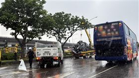 北市自小客車撞遊覽車  母子雙亡（1）劉姓男子7日開車載著母親行經台北市松山區撫遠街一帶，不明原因撞擊路旁停放的遊覽車後翻覆，2人送醫搶救仍宣告不治，事故原因仍待警方調查釐清。中央社記者劉建邦攝  114年6月7日