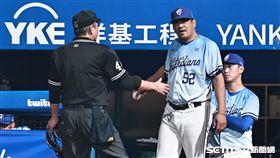 ▲中職36年例行賽，富邦悍將總教練陳金鋒不滿鄭浩均球丟到休息區。（圖／記者劉彥池攝影）