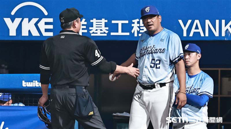 中職36年例行賽，富邦悍將總教練陳金鋒不滿鄭浩均球丟到休息區。（圖／記者劉彥池攝影）