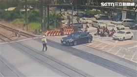 ▲黑色轎車闖越平交道，鐵警將開出74500元罰單。（圖／翻攝畫面）