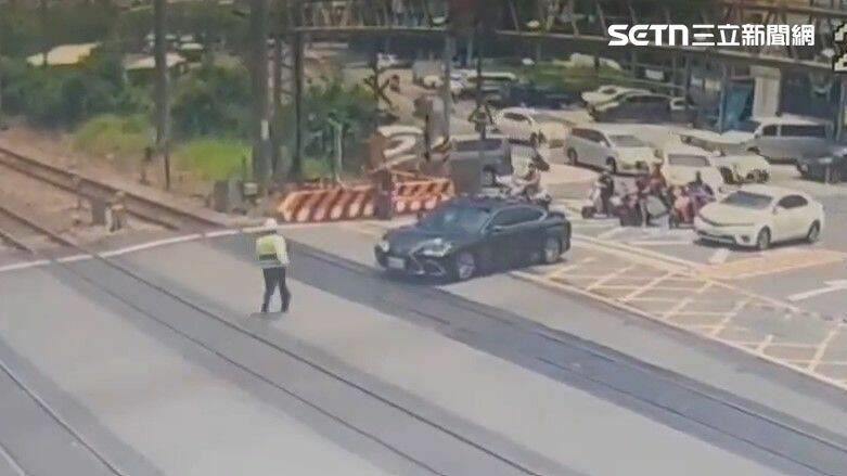 黑色轎車闖越平交道，鐵警將開出74500元罰單。（圖／翻攝畫面）