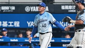 ▲中職36年例行賽，富邦悍將投手教練郭勇志上場更換投手。（圖／記者劉彥池攝影）